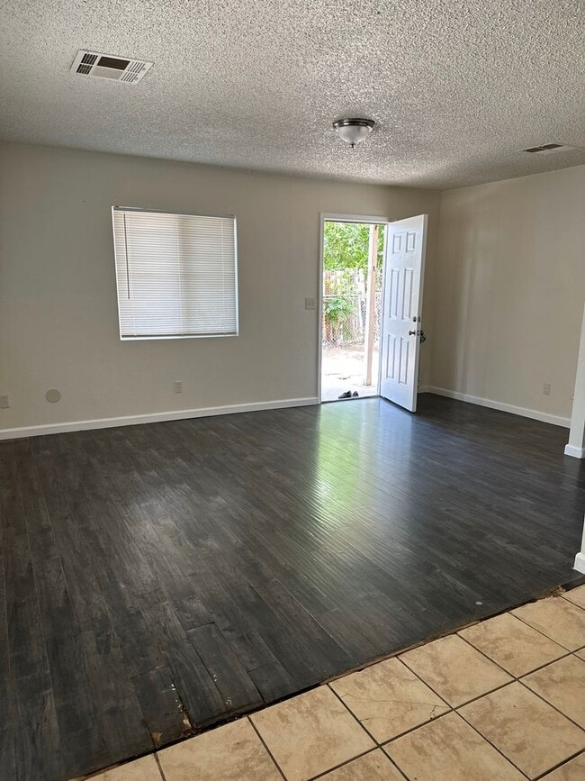 Foto del edificio - Perfect starter home in North Bakersfield!