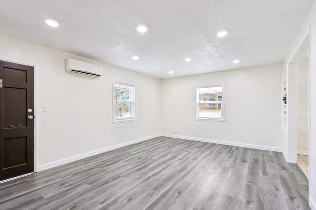Living room - 5616 N Gladys Ave