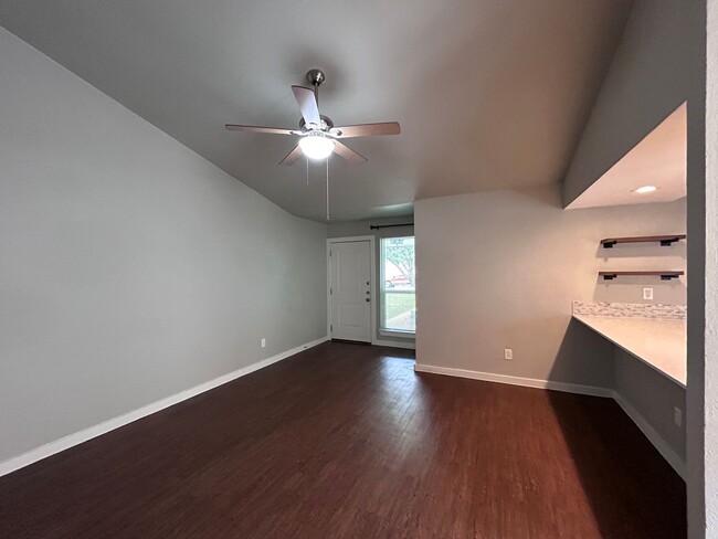 Foto del edificio - 1900 Gracy Farms Ln