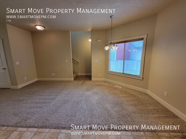 Building Photo - Spacious Three Bedroom Close to Shopping