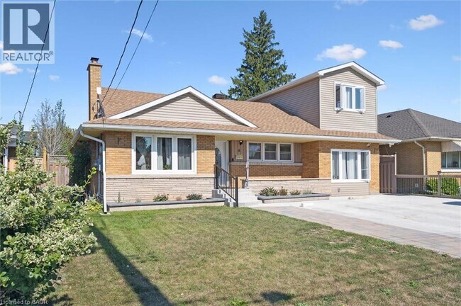 Photo du bâtiment - 18 Cambridge Ave