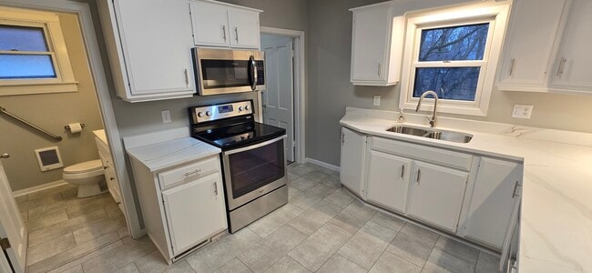 Building Photo - 1015 E Eldorado St