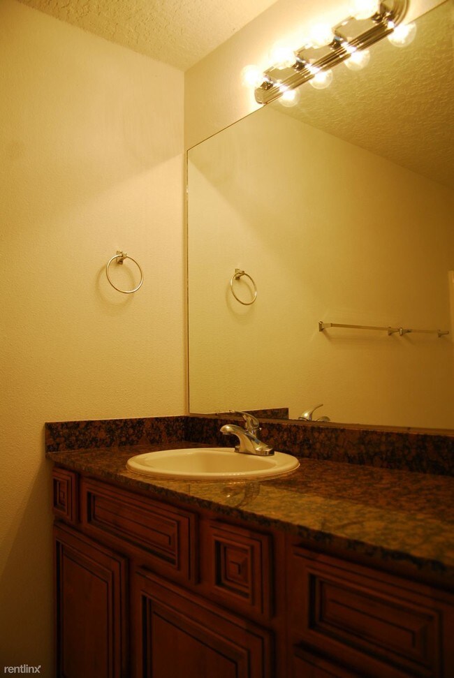 Building Photo - 1121 Century Oaks Dr