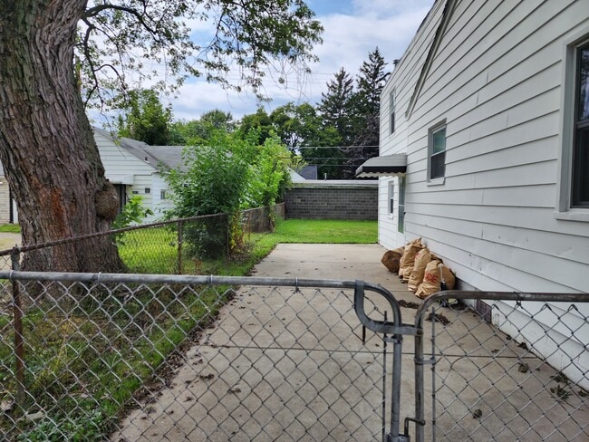 Building Photo - 23631 Columbus Ave