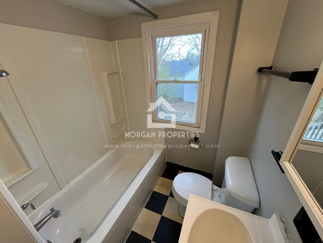 Building Photo - 542 W Wilson Ave