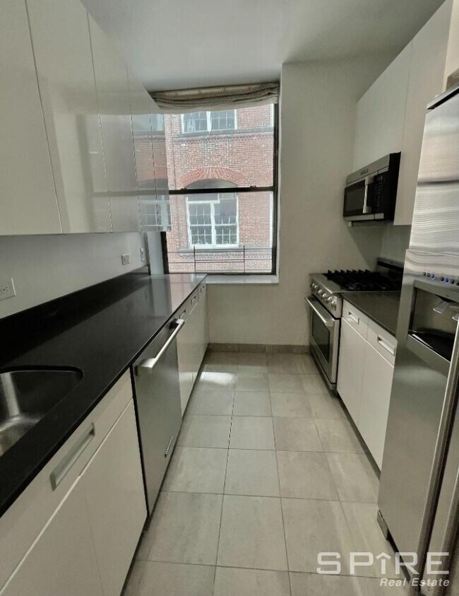 Building Photo - 3 bedroom in New York NY 10038