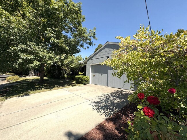 Foto del edificio - Charming 3BR/2BA Home in West Menlo Park