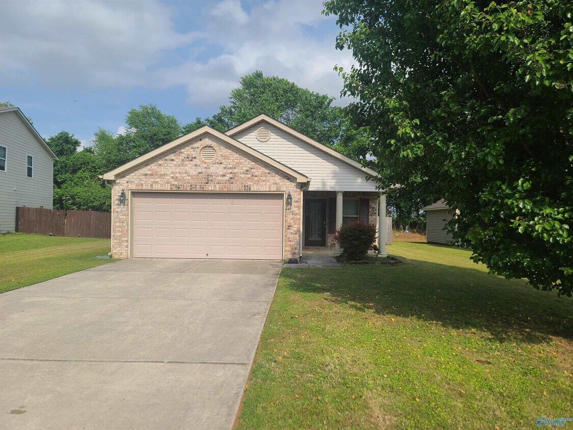 Primary Photo - 189 Bermuda Lakes Dr
