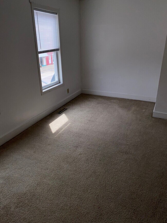 Bed 1 - 109 W 4th St