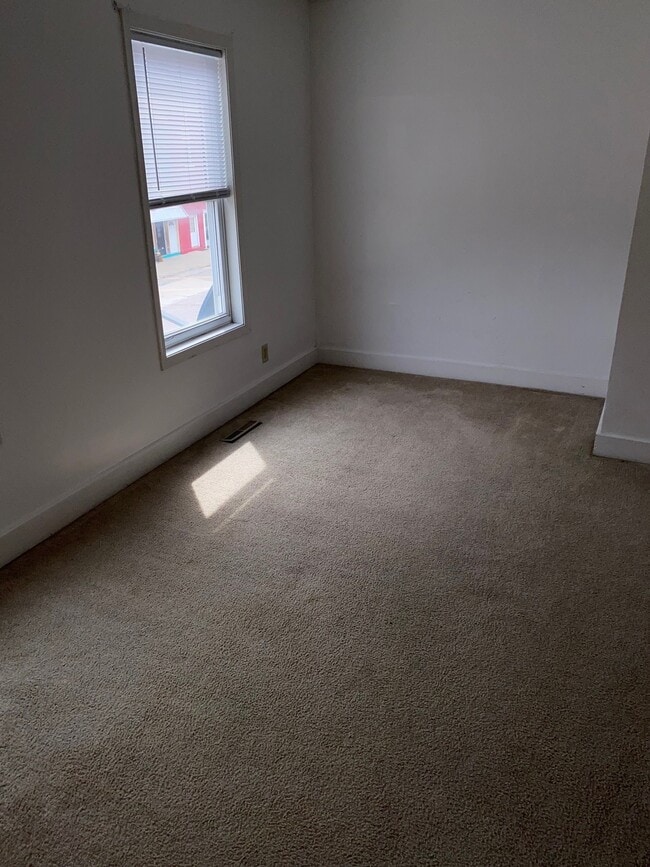 Bed 1 - 109 W 4th St