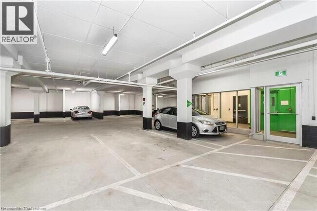 Photo du bâtiment - 690 King St W
