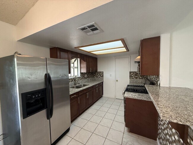 Foto del edificio - Charming 4-Bedroom Home in Delano!