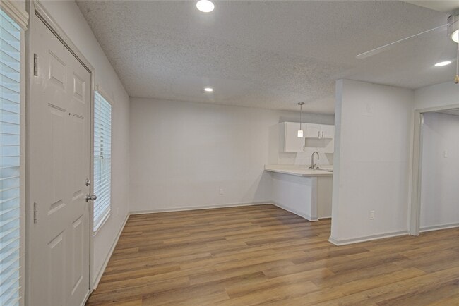 Building Photo - 800 Heights Blvd