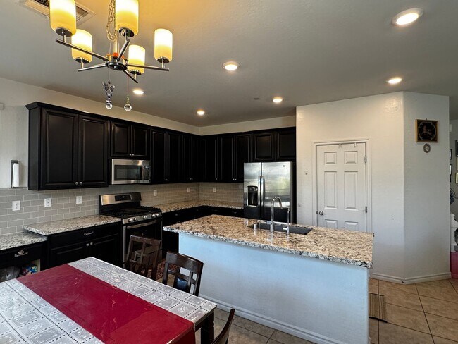 Foto del edificio - Home For Rent in a gated community