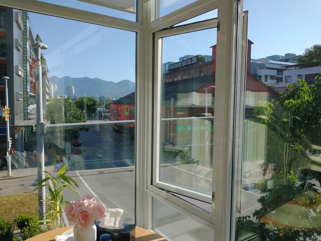 Photo du bâtiment - 108 1st Av W