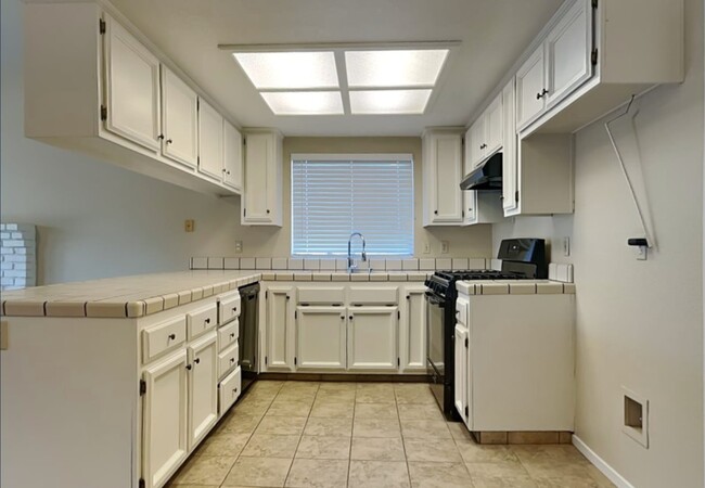 Building Photo - 1586 Valley Meadows Dr