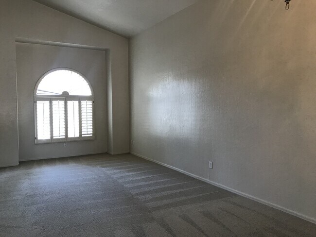 Foto del edificio - Gilbert Home - 5 Bed + Den & 2.75 Bath with Beautiful Pebble Teck Pool