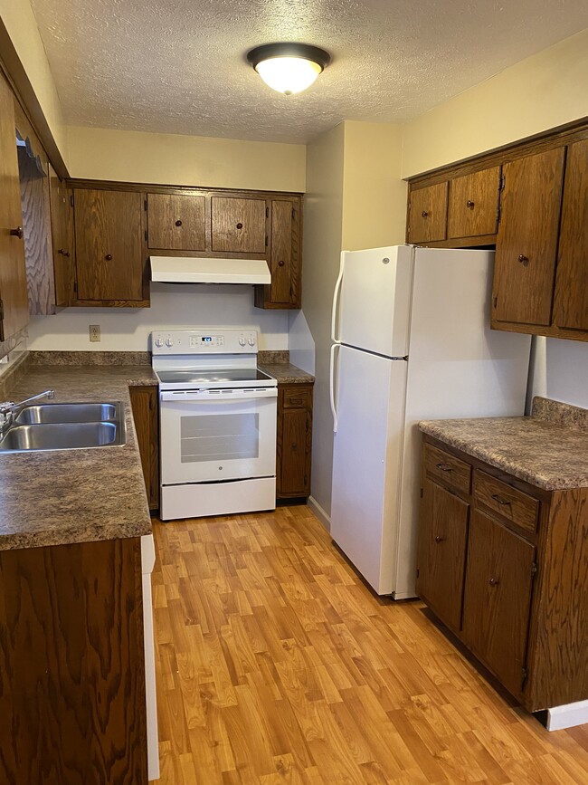 Kitchen - 1956 Pumphouse Rd