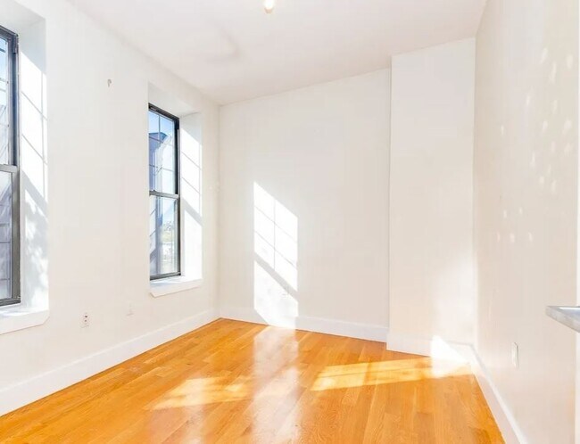 Foto del edificio - 40 Malcolm X Blvd