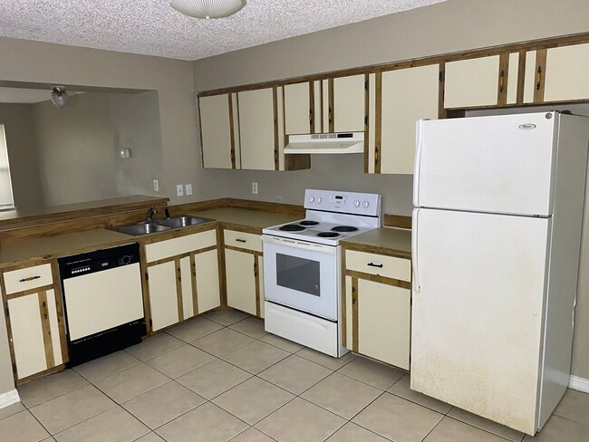 Building Photo - 2/1/1 great location