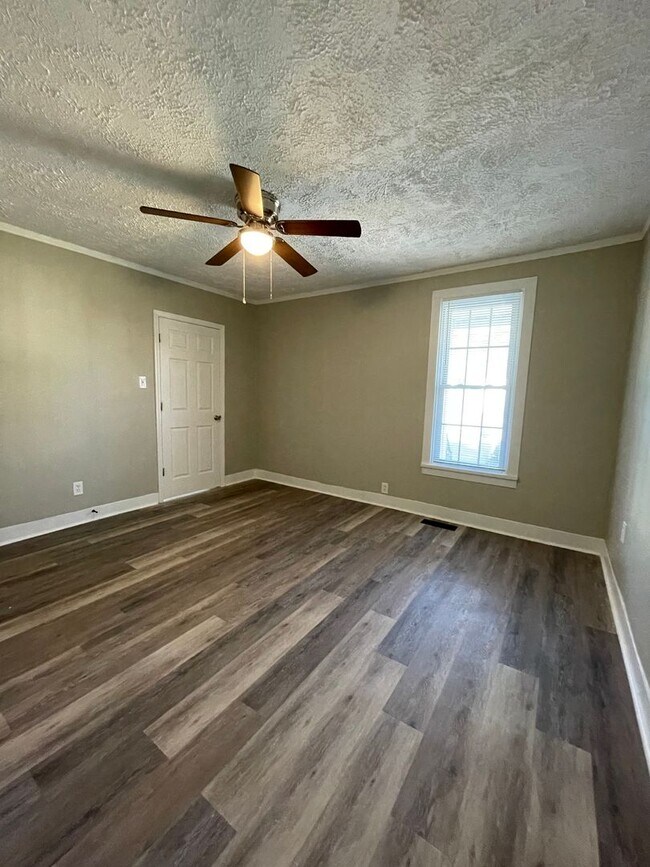 Building Photo - Spacious 2 bedroom and 1 bath house- First...