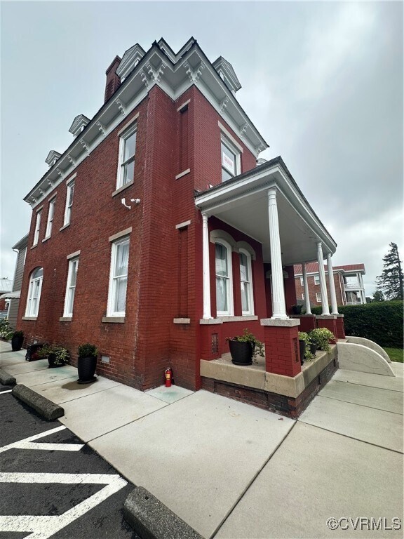 Foto principal - 634 S Sycamore St