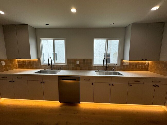 Building Photo - 424O