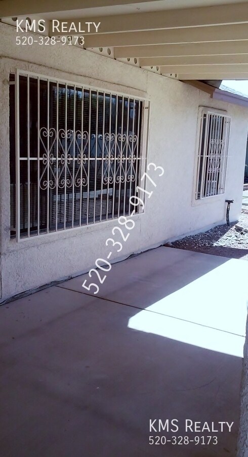 Building Photo - 5451 S Southern Oak Dr