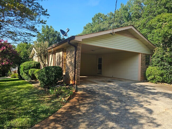 Foto del edificio - GORGEOUS BRICK RANCH HOME / PARTIAL FINISH...