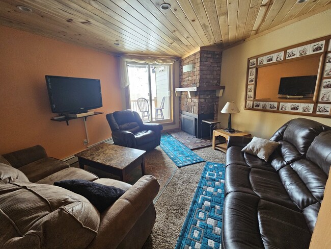 Foto del edificio - 2 bedroom 1 bathroom unit in Treehouse!