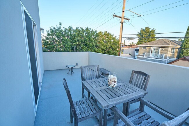 Foto del edificio - FURNISHED Modern One Bedroom+Loft Coronado! In Unit W/D! AC! Assigned Parking!