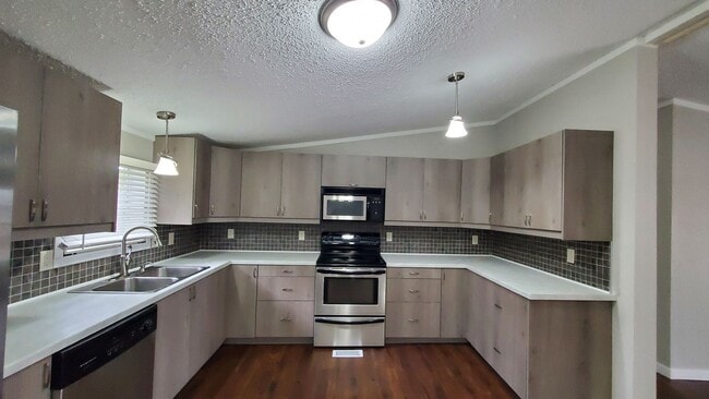 Building Photo - Spacious, Newly Renovated 3 Bed, 2 Bath Home