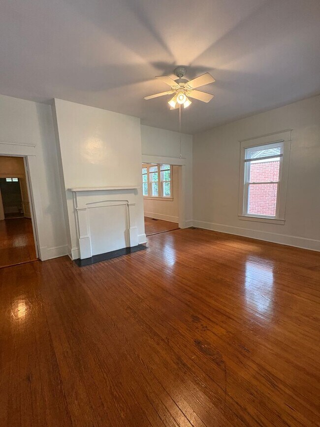 Building Photo - Spacious 3 Bedroom 2 Bath Trinity Park Hou...