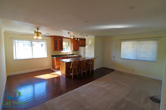 Building Photo - $2,395 - 2 Beds/1 Bath Upstairs Condo Near...