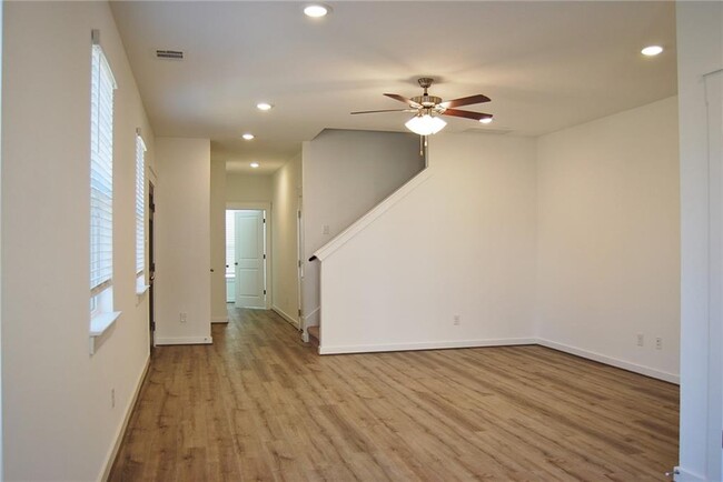 Foto del edificio - 811 Oakdale Ln