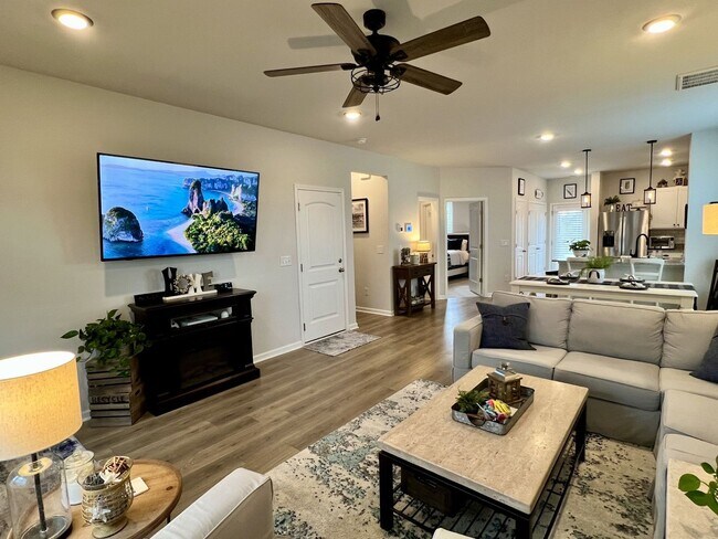 Foto del edificio - FOR LEASE: END UNIT TOWNHOME LOCATED IN LE...