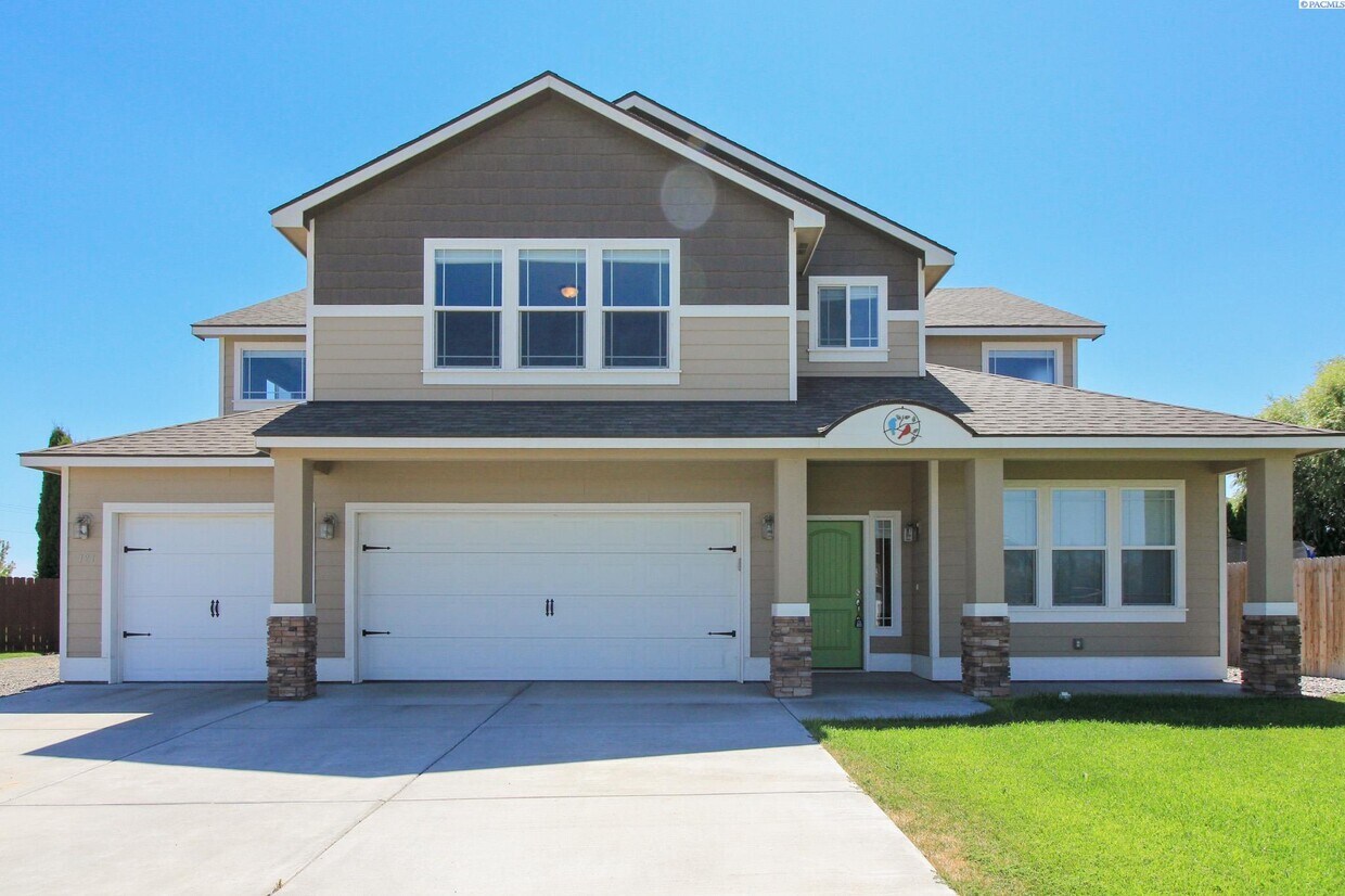 Primary Photo - 6 Bed/3 Bath + an Office House in West Ric...