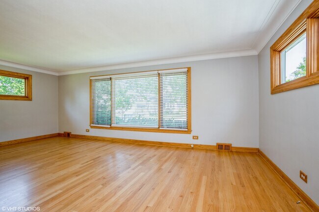 Building Photo - 470 N Evergreen Ave