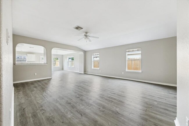 Building Photo - 7901 Fallen Oak Ln