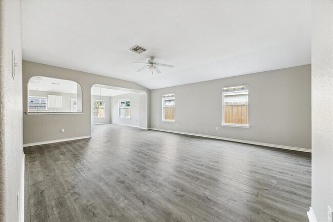 Foto del edificio - 7901 Fallen Oak Ln