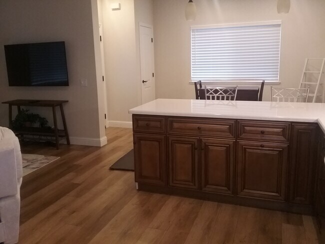 Building Photo - 1002 Topaz Ct