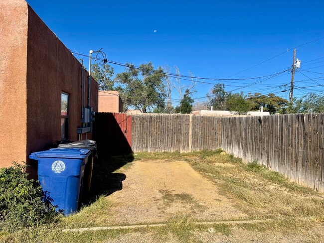 Foto del edificio - 1 bedroom / 1 bath close to KAFB and I-25 Move-in Special!