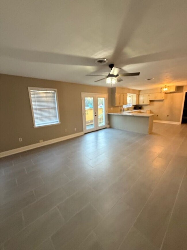 Foto del edificio - Renovated 3 Bedroom 2 Bath Home on 2 Acres!