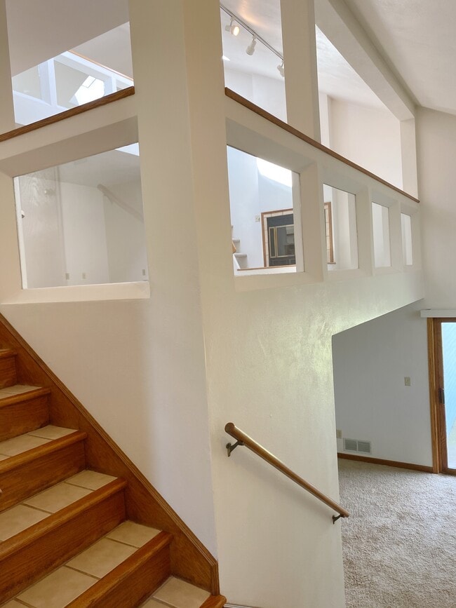 Foyer - 41 Shamrock Ct
