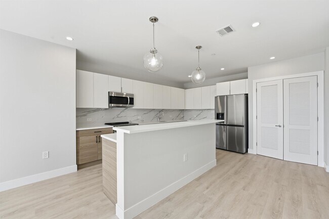 Building Photo - 40 Center St