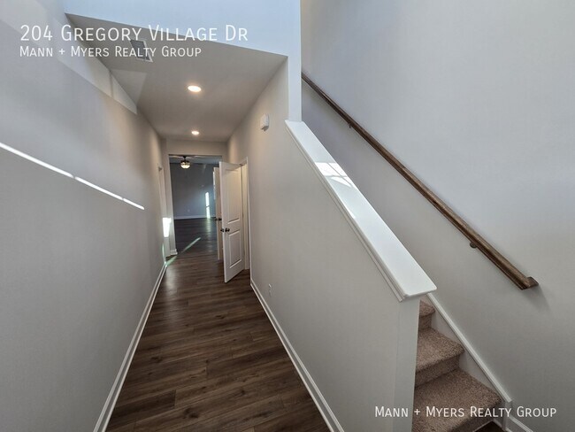 Foto del edificio - 204 Gregory Vlg Dr