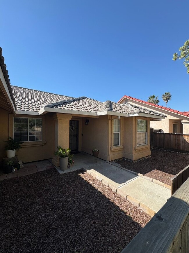 Building Photo - AVAILABLE NOW– Beautiful & Spacious 4 Bedroom Home!
