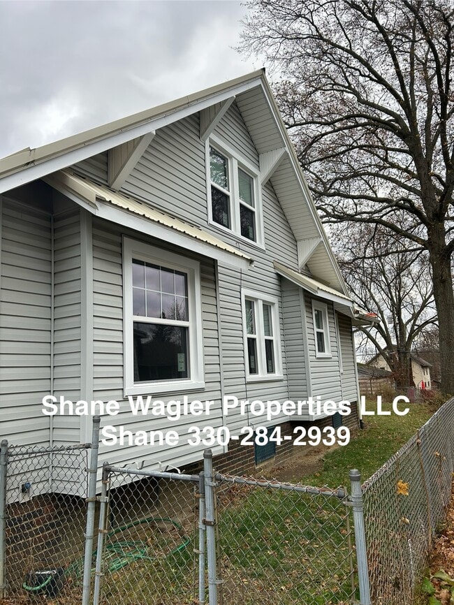 Building Photo - 1370 S Freedom Ave