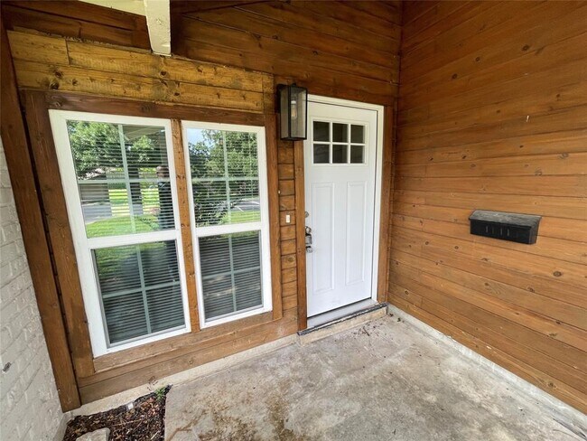 Foto del edificio - 8436 Jamestown Dr