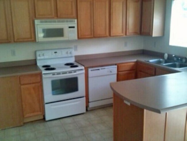 Building Photo - Newer house/condo nestled at end of street...